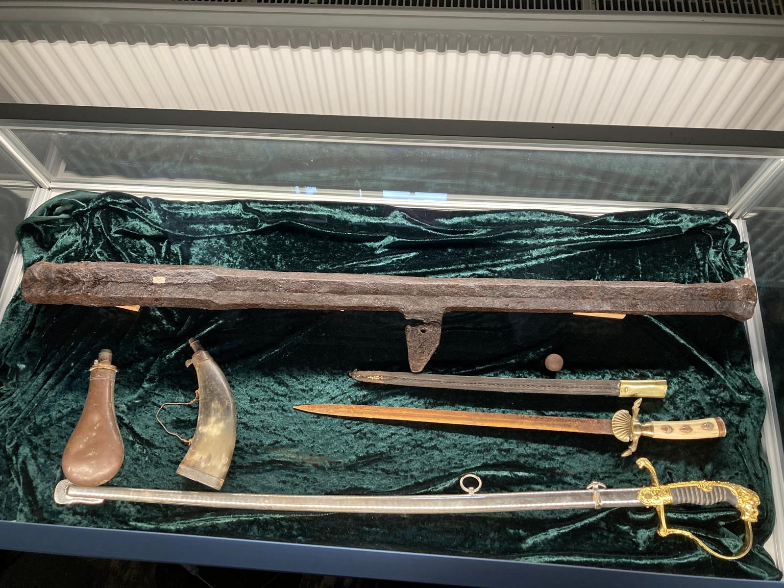 Die Hakenbüchse in der linken Tischvitrine